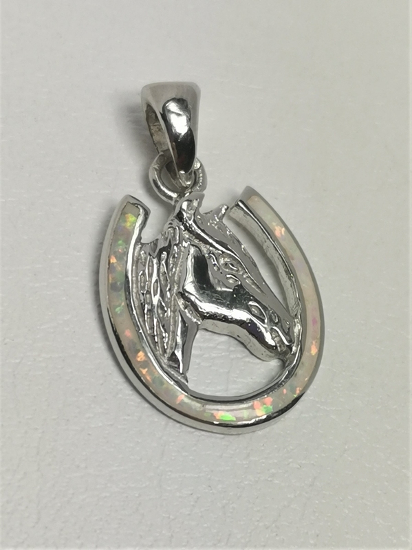 Stříbrný přívěsek kůň v podkově s opálem, rhodiovaný