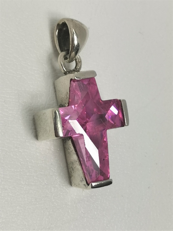 Stříbrný přívěsek kříž s růžovým kamenem