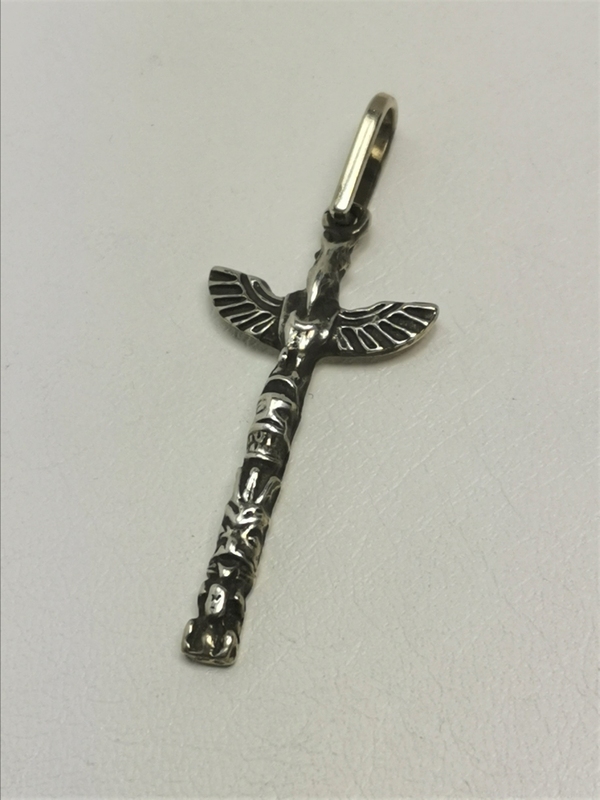 Stříbrný přívěsek ve tvaru totemu