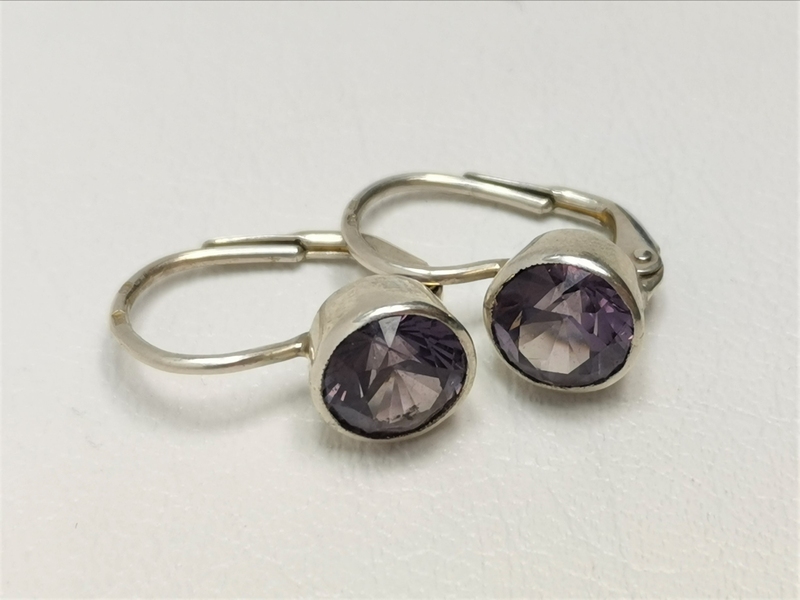 Stříbrné naušnice s alexandritem