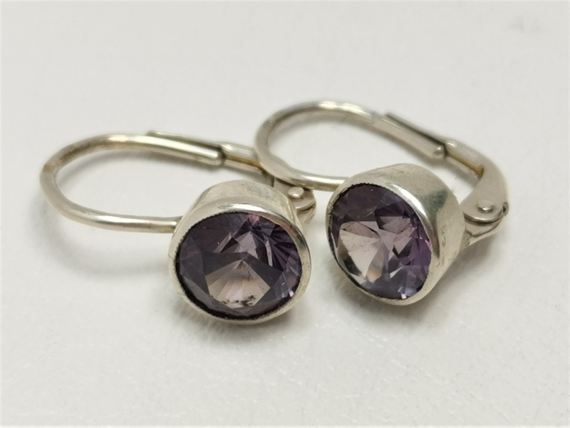 Stříbrné naušnice s alexandritem