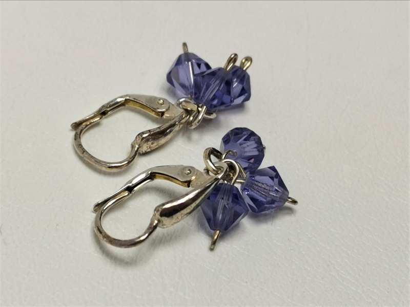Stříbrné naušnice s visícími fialovými Swarovského krystaly
