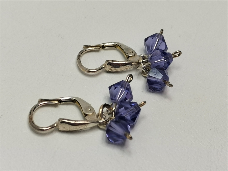 Stříbrné naušnice s visícími fialovými Swarovského krystaly
