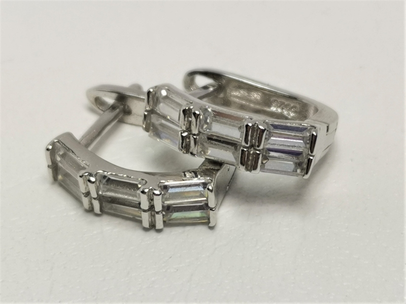 Stříbrné naušnice s obdélníkovými zirkony, rhodiované