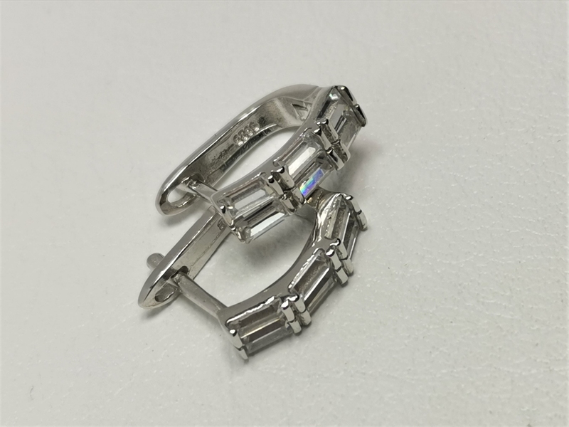 Stříbrné naušnice s obdélníkovými zirkony, rhodiované