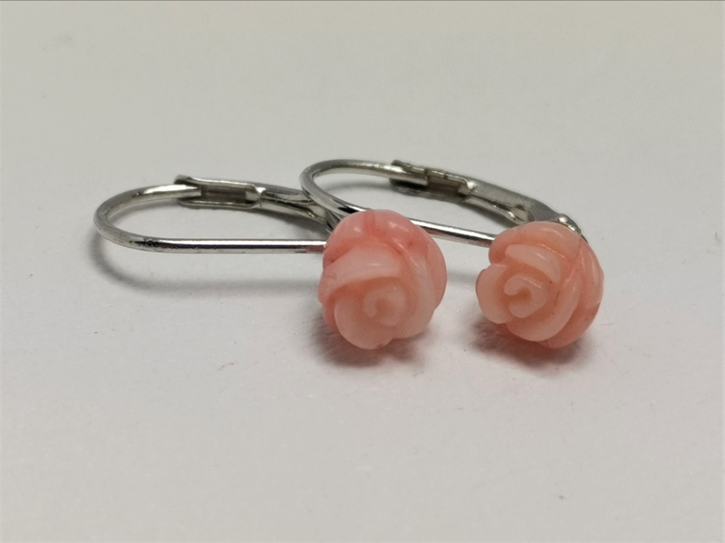 Stříbrné naušnice  s růžemi vyřezanými z růžového korálu