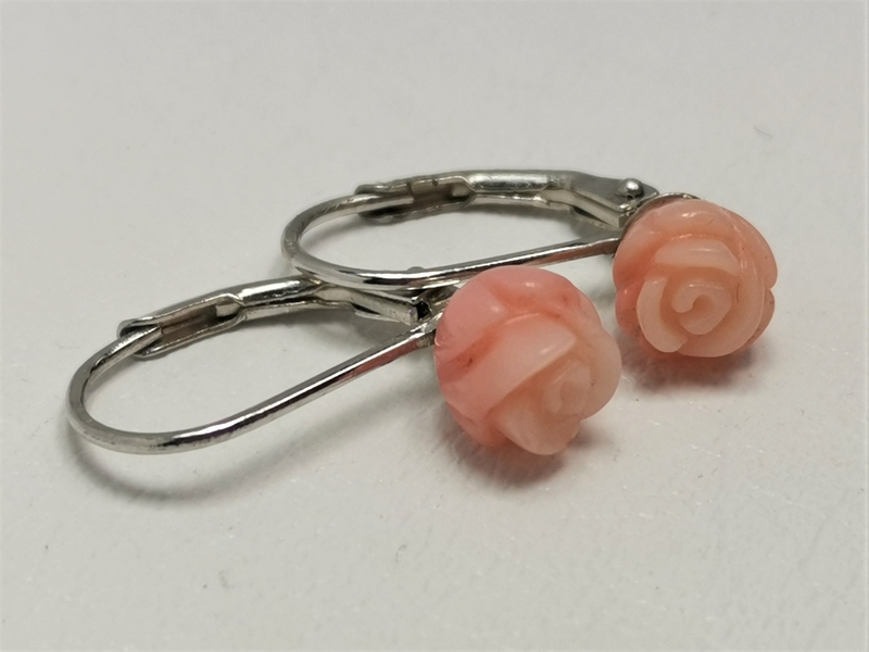 Stříbrné naušnice  s růžemi vyřezanými z růžového korálu
