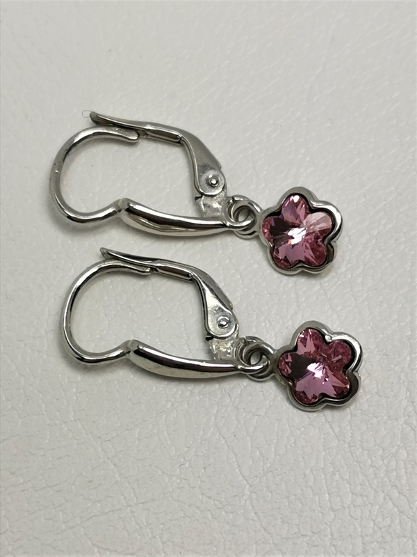 Stříbrné naušnice s vísícími kytičkami s růžovým Swarovski krystalem