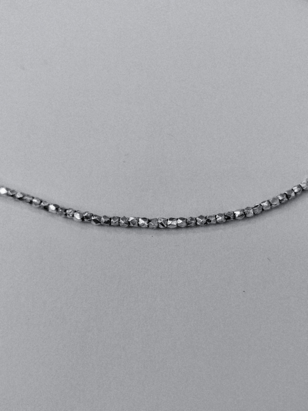 Náramek - šedá šňůrka s korálky ze stříbra