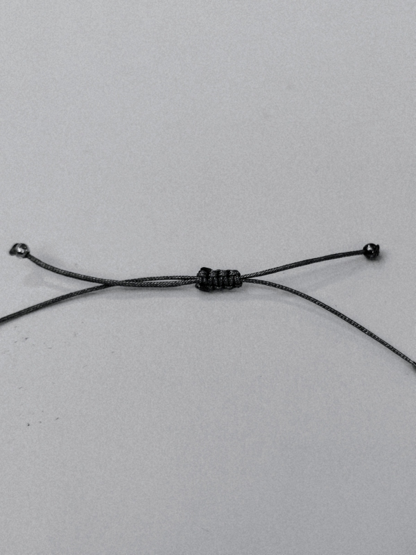 Náramek - šedá šňůrka s korálky ze stříbra