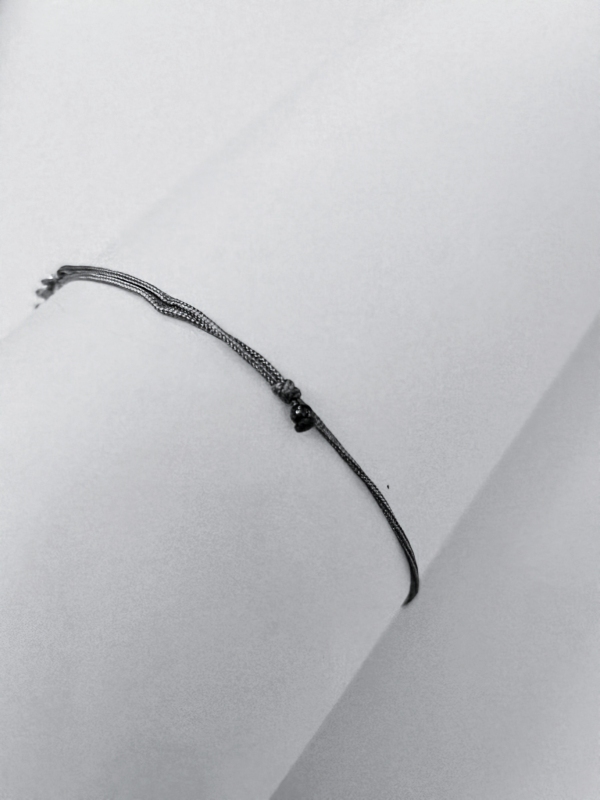 Náramek - šedá šňůrka se stříbrnými kolečky