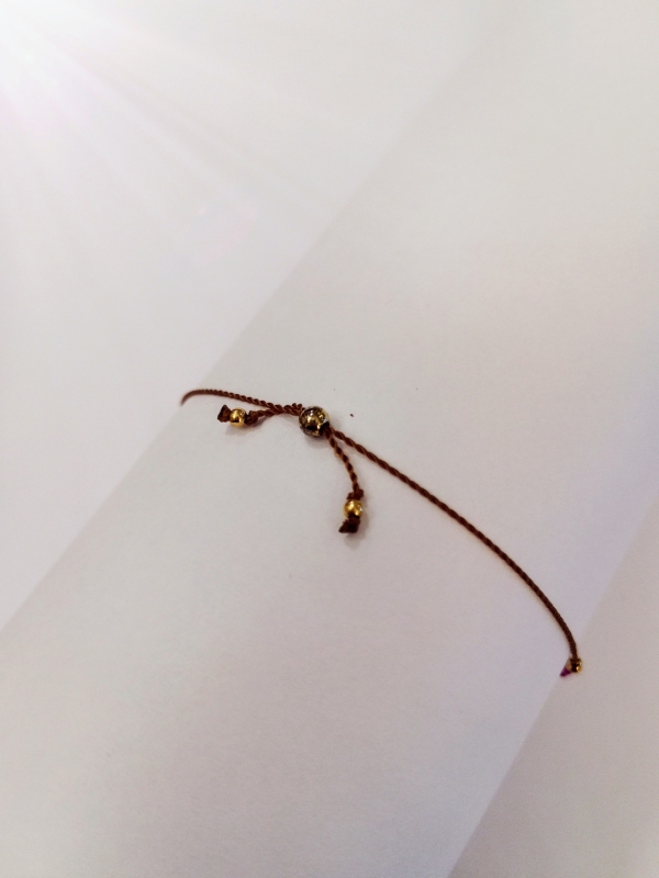 Náramek - zlatá šňůrka s korálky z drahých kamenů a zlaceného stříbra