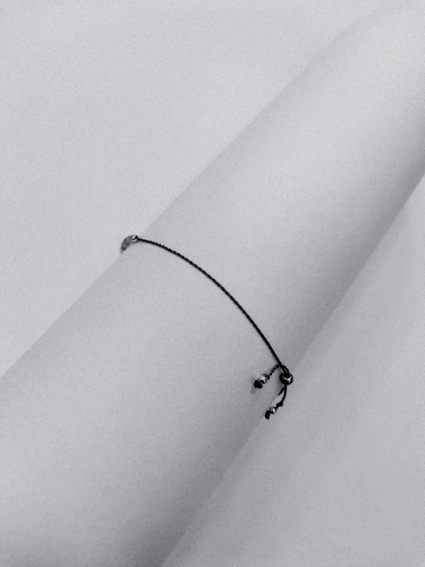 Náramek - zlatá šňůrka s korálky z drahých kamenů a zlaceného stříbra