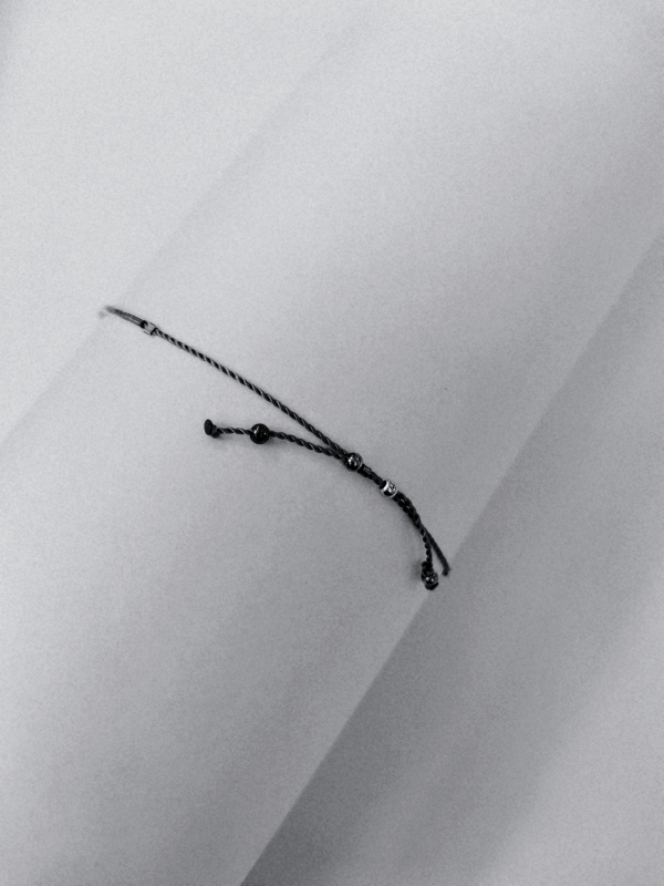 Náramek - šedá šňůrka s korálky ze stříbra a jedním modrým korálkem