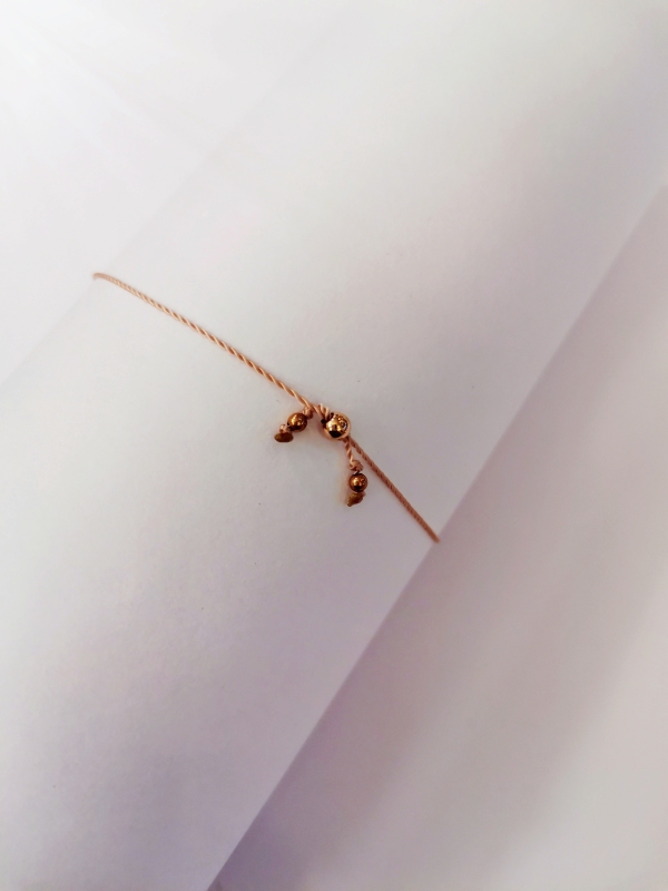 Náramek - růžová šňůrka s korálky z drahých kamenů a červeně zlaceného stříbra