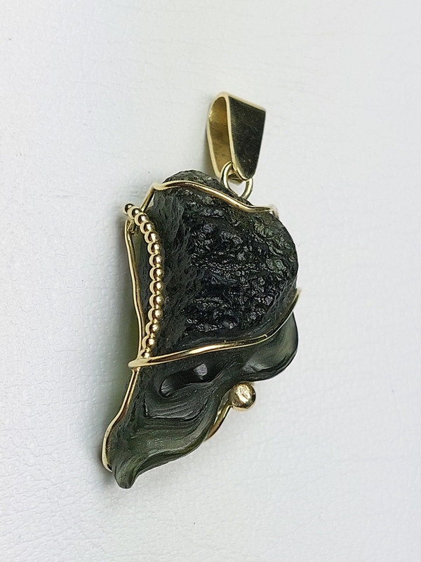 Přívěšek z vltavínu s ouškem ze žlutého zlata