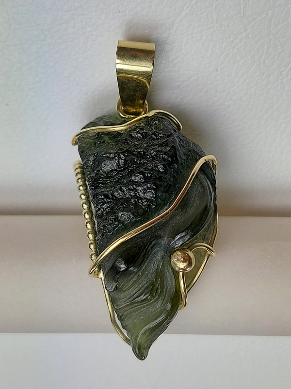 Přívěšek z vltavínu s ouškem ze žlutého zlata