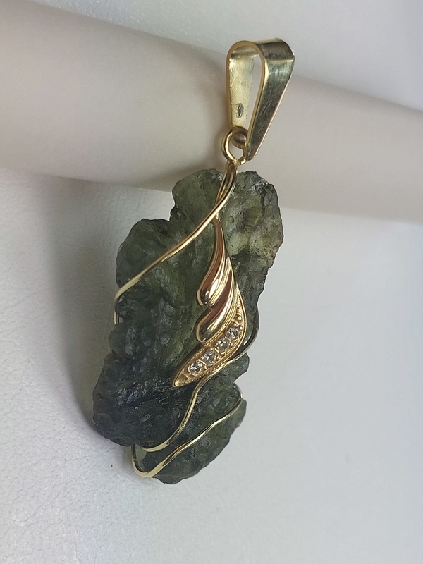 Přívěšek z přírodního vltavínu s masivním ouškem ze žlutého zlata 