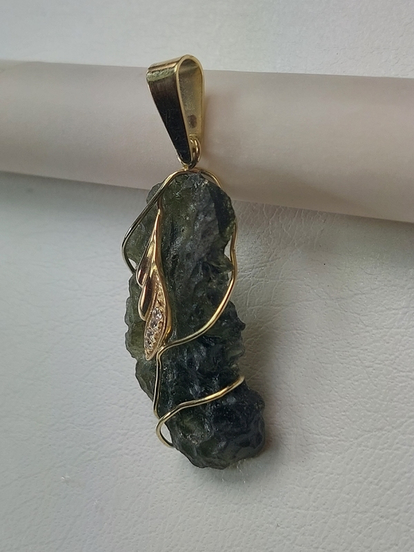 Přívěšek z přírodního vltavínu s masivním ouškem ze žlutého zlata 