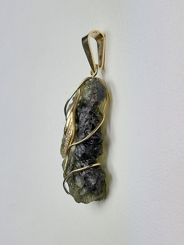 Přívěšek z přírodního vltavínu s masivním ouškem ze žlutého zlata 