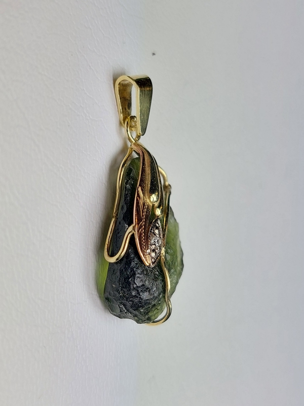 Přívešek z přírodního vltavínu s masivním ouškem ze zlata