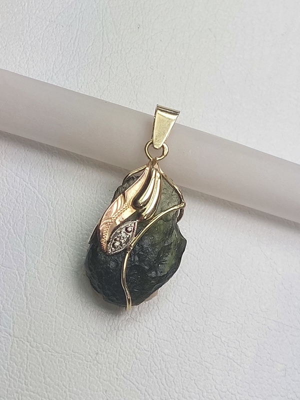 Přívešek z přírodního vltavínu s masivním ouškem ze zlata