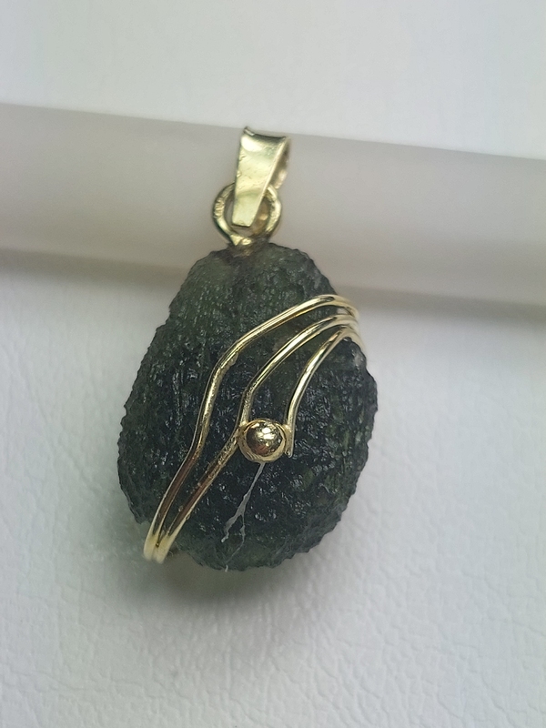 Přívěšek z přírodního vltavínu s ouškem ze žlutého zlata 