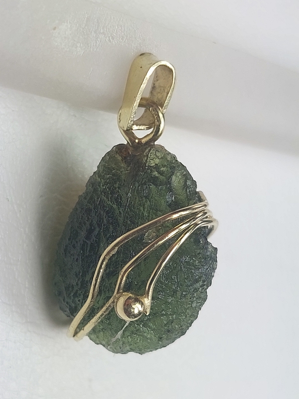 Přívěšek z přírodního vltavínu s ouškem ze žlutého zlata 