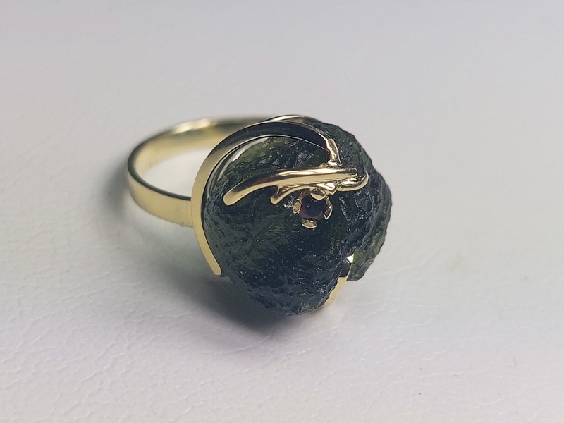 Zlatý prsten s přírodním vltavínem a českým granátkem