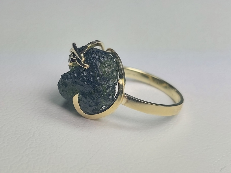 Zlatý prsten s přírodním vltavínem a českým granátkem