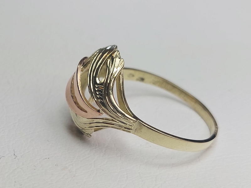 Zlatý dámský prsten celozlatý