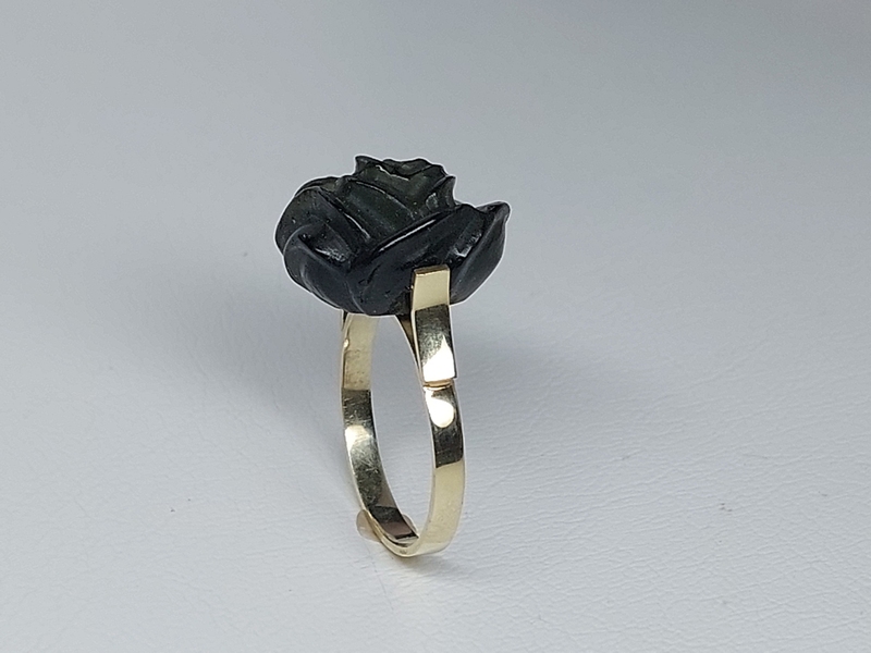 Zlatý prsten s vyřezanou růží z vltavínu