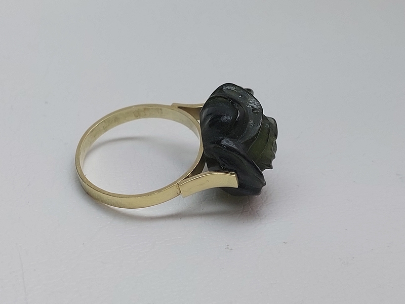 Zlatý prsten s vyřezanou růží z vltavínu