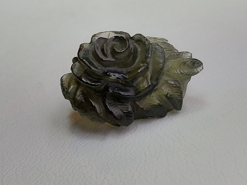 Vltavínová glyptika růže