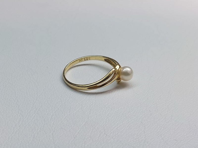 Zlatý dámský prsten s perlou