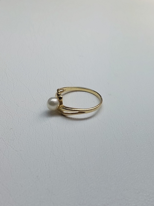 Zlatý dámský prsten s perlou