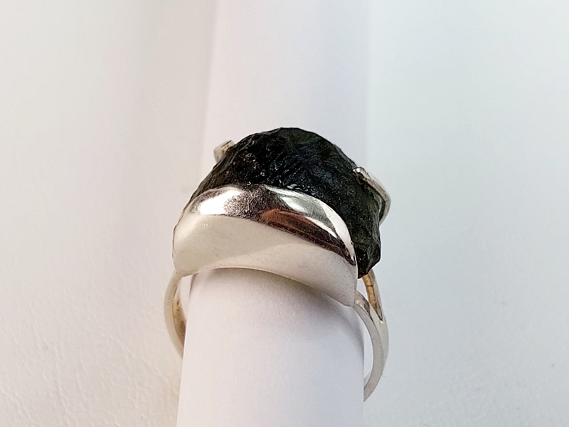 Stříbrný prsten s přírodním vltavínem