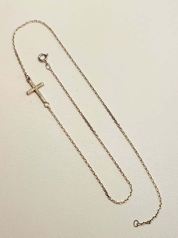 Stříbrný náhrdelník s křížem se zirkony