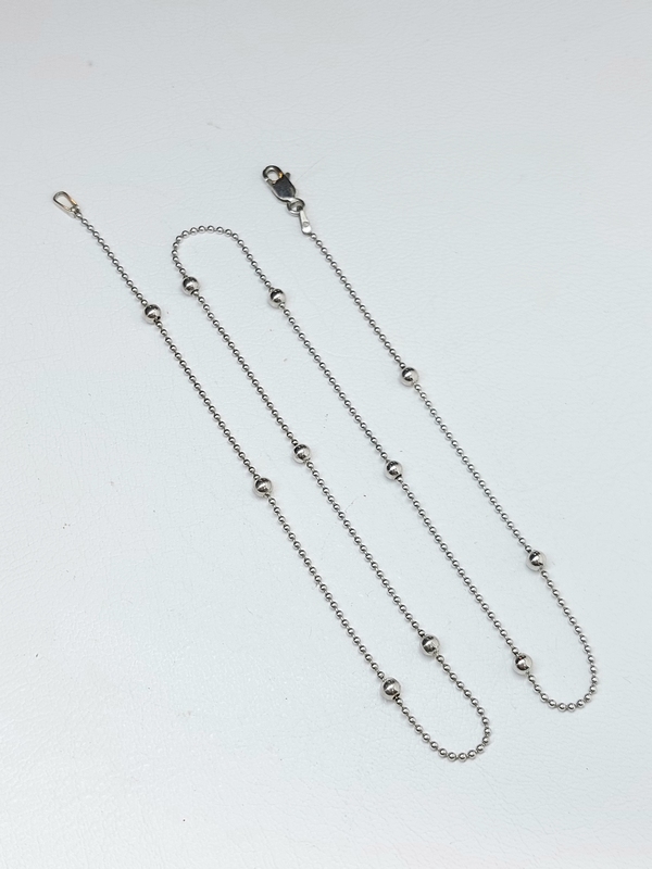 Stříbrný náhrdelník s kuličkami