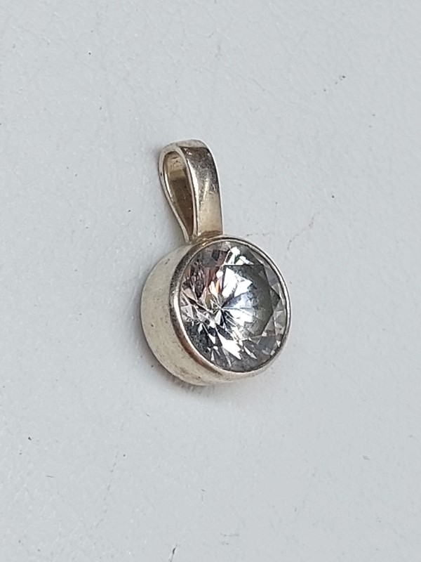 Stříbrný přívěsek s velkým bílým zirkonem