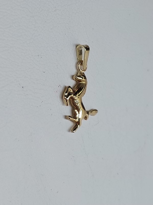 Zlatý přívěs kůň