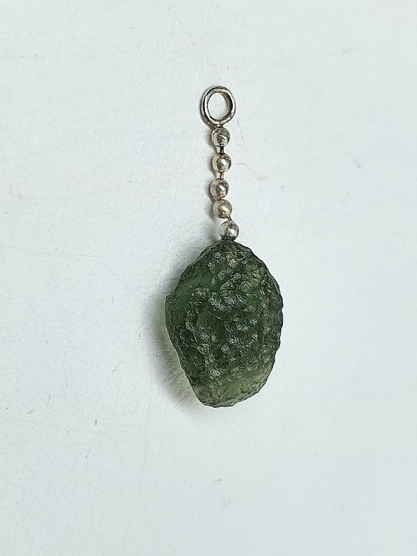 Přívěšek z přírodního vltavínu s ouškem ze stříbra