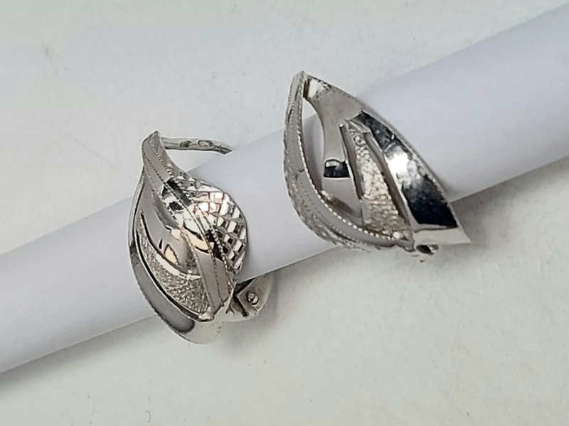 Zlaté naušnice z bílého zlata