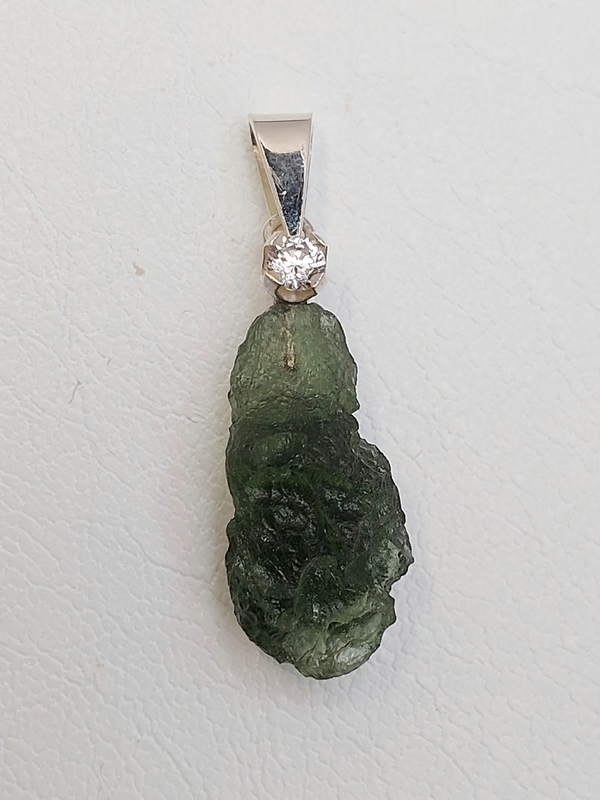 Přívěšek z vltavínu se zirkonem a ouškem ze stříbra