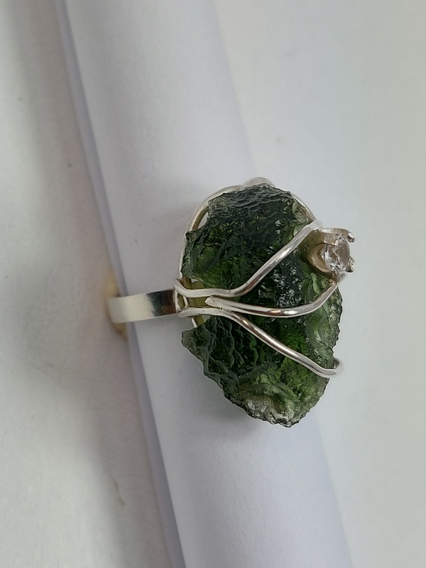 Stříbrný prsten s přírodním vltavínem a bílým zirkonem