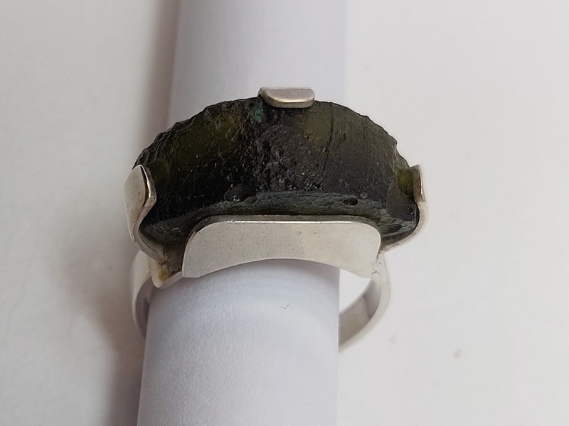 Stříbrný prsten s přírodním vltavínem