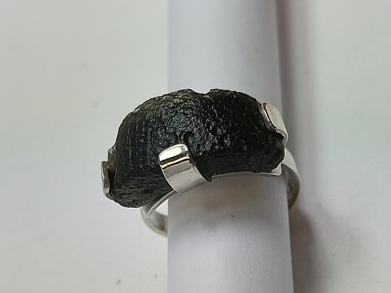 Stříbrný prsten s přírodním vltavínem