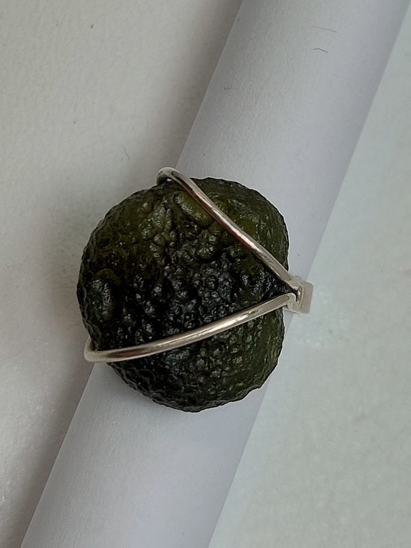 Stříbrný prsten s přírodním vltavínem