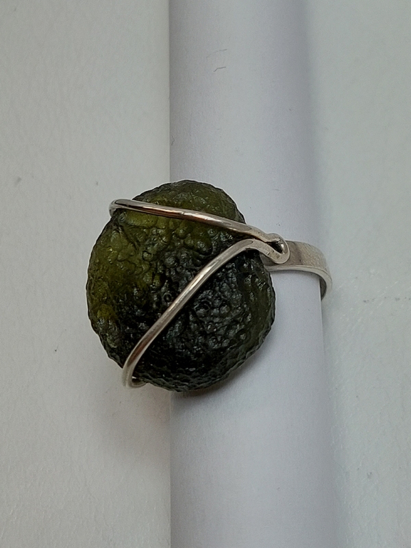 Stříbrný prsten s přírodním vltavínem