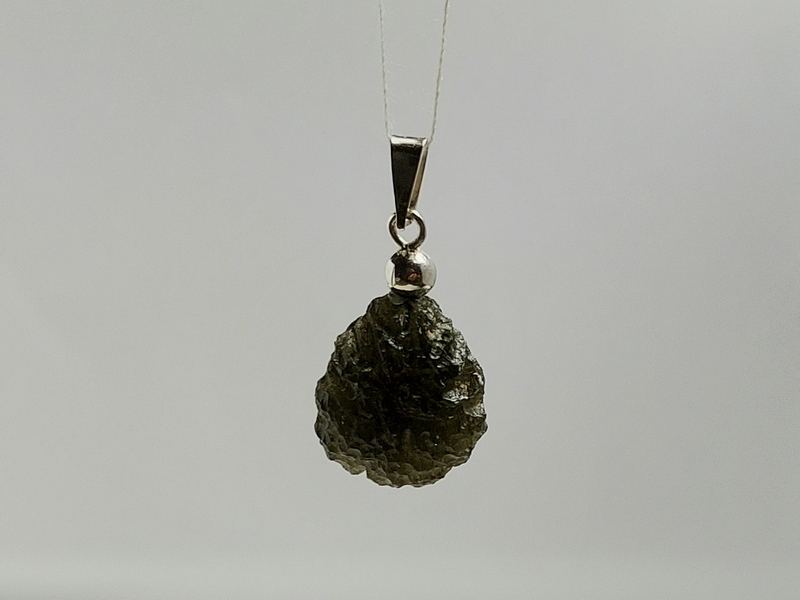 Přívěšek z přírodního vltavínu s ouškem ze stříbra